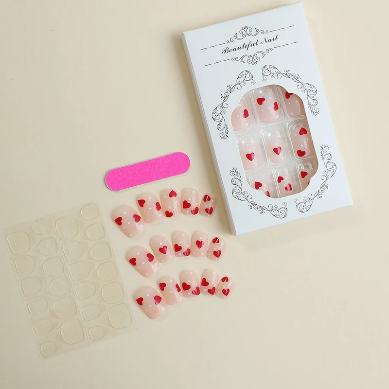 Kunstnagelset mit verspieltem Herzdesign Brehn