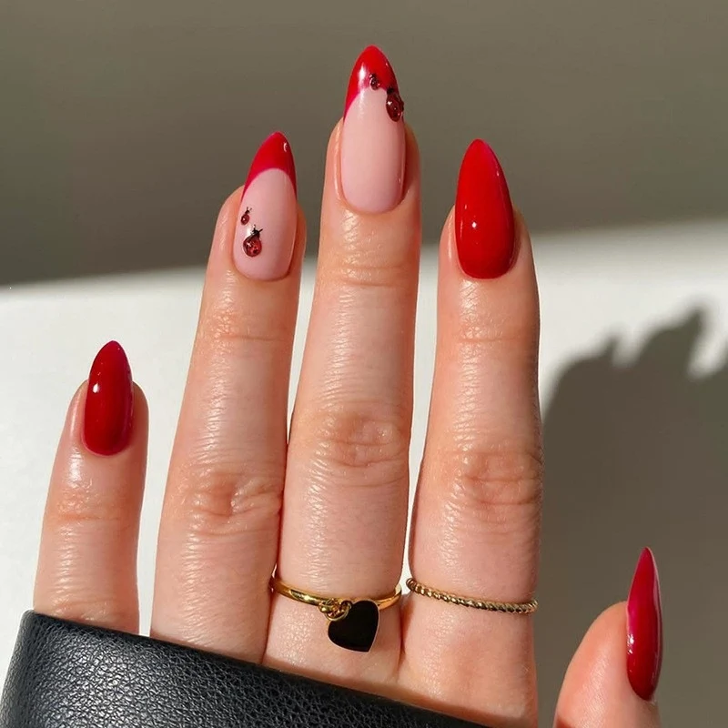 Kunstnagelset mit verspieltem Design und stilvollen Akzenten Brehn