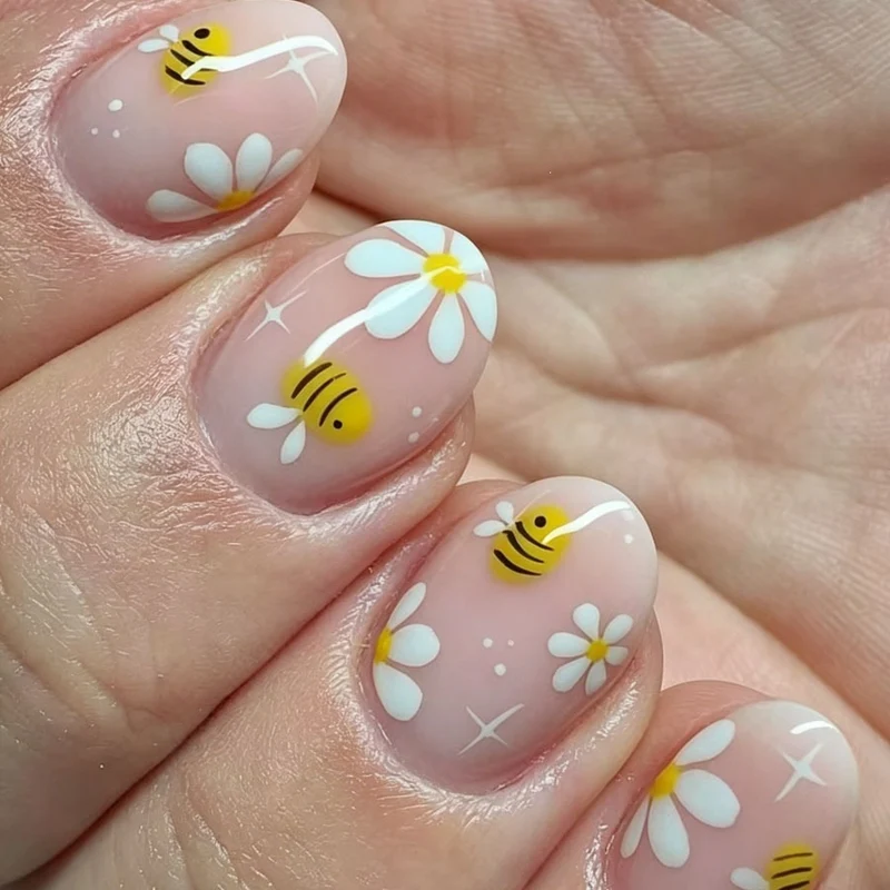 Kunstnagelset mit verspieltem Bienen- und Blumenmotiv Brehn