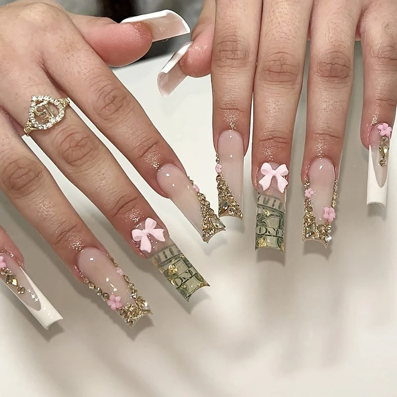 Kunstnagelset mit luxuriösen Verzierungen Brehn