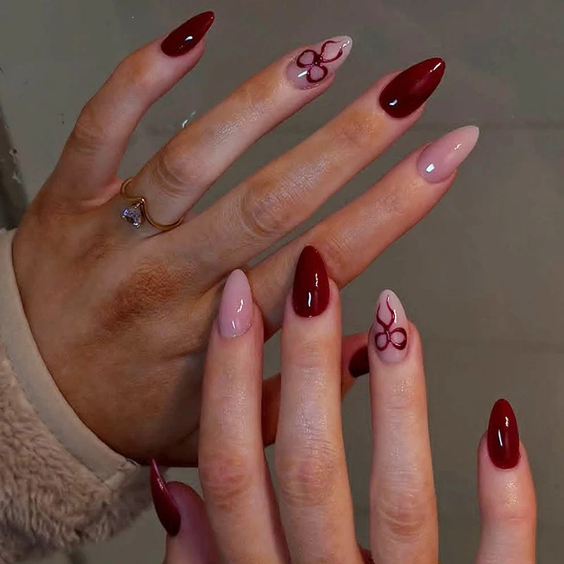 Kunstnagelset mit luxuriösen tiefroten und blassen Rosétönen Brehn