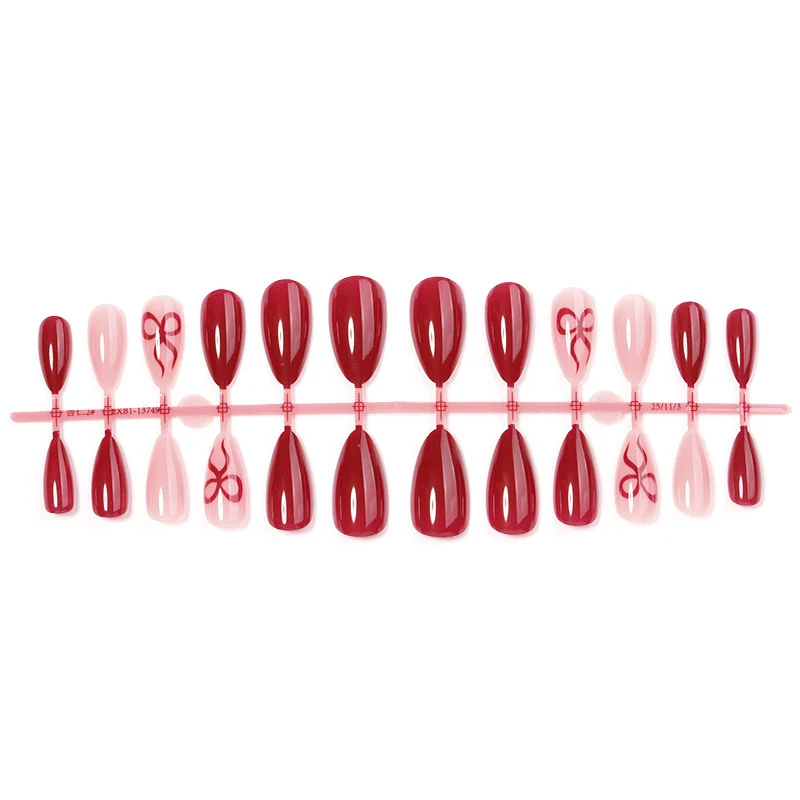 Kunstnagelset mit luxuriösen tiefroten und blassen Rosétönen Brehn