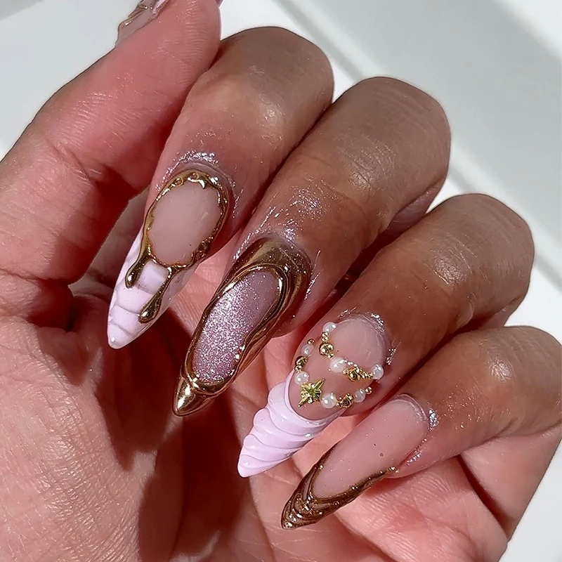 Kunstnagelset mit luxuriösen rosa Designs und Glamourösen Verzierungen Brehn