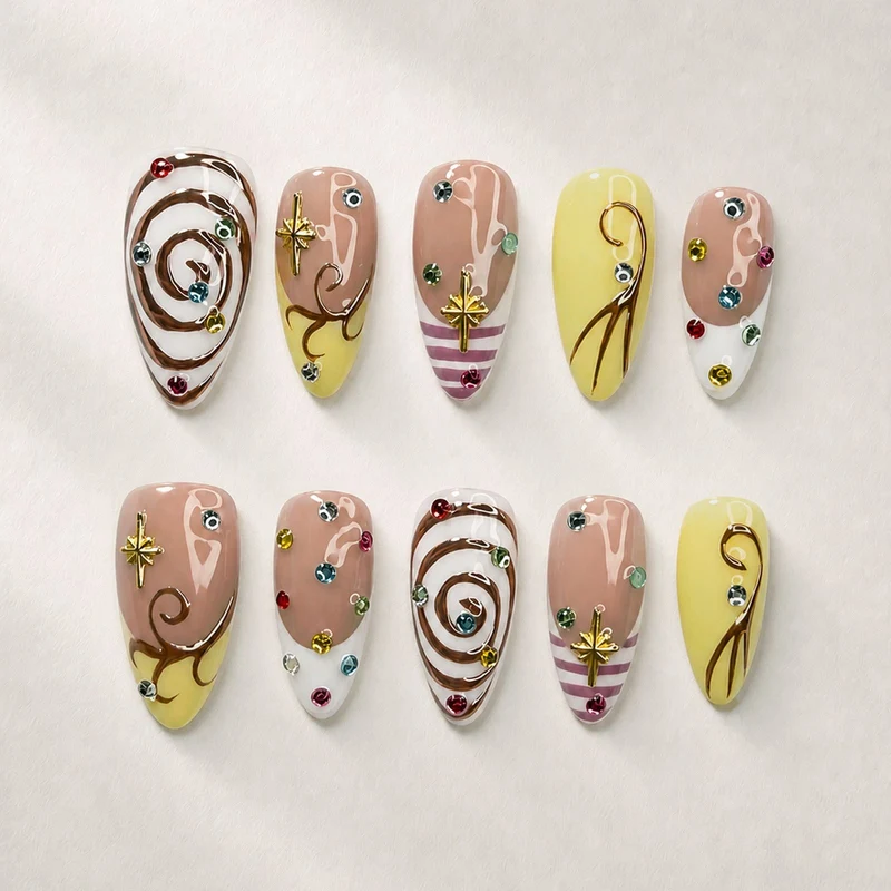 Kunstnagelset mit luxuriösen Farbakzenten und funkelnden Verzierungen Brehn