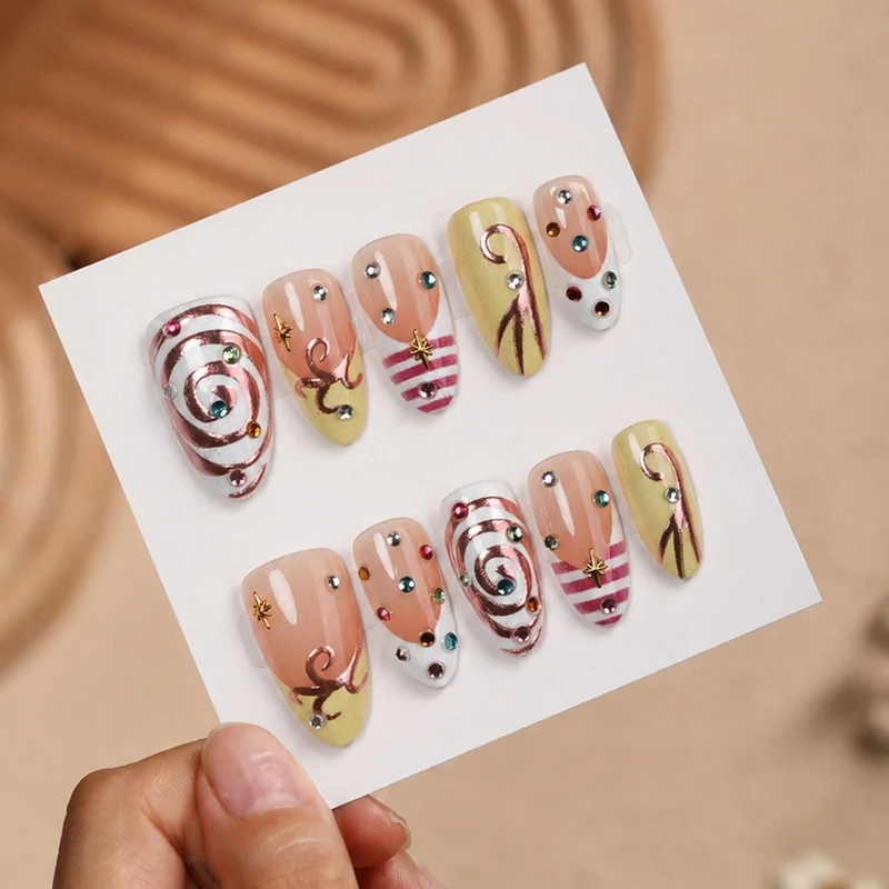 Kunstnagelset mit luxuriösen Farbakzenten und funkelnden Verzierungen Brehn