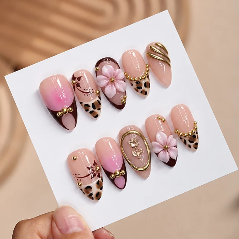Kunstnagelset mit luxuriösen Akzenten Brehn