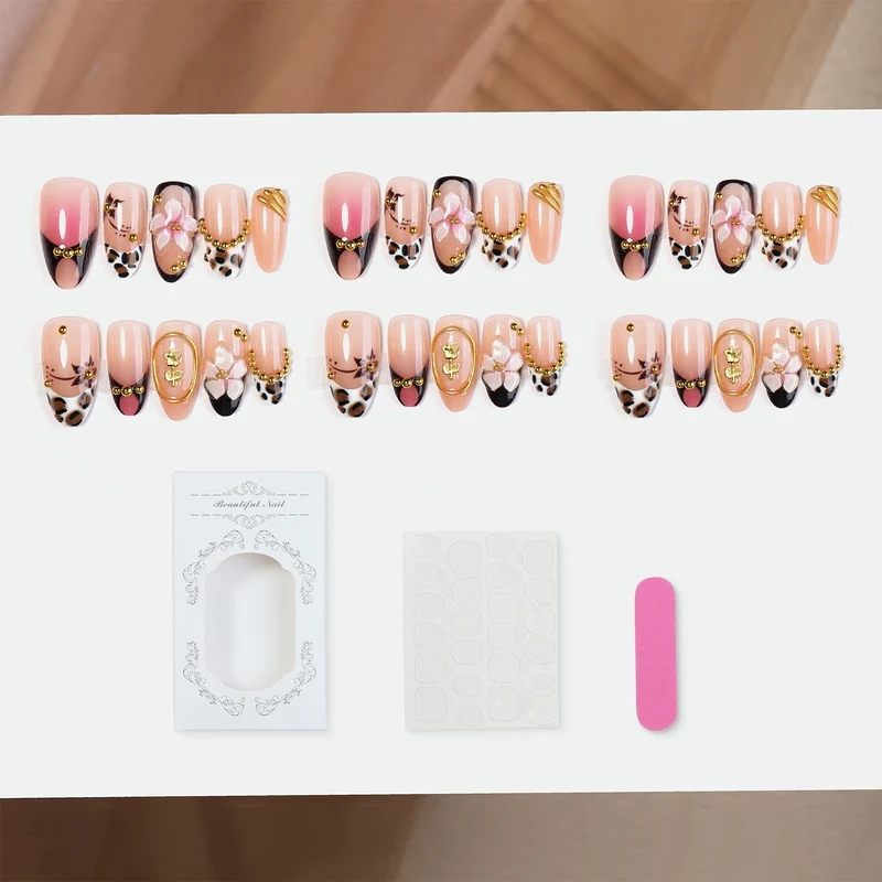 Kunstnagelset mit luxuriösen Akzenten Brehn