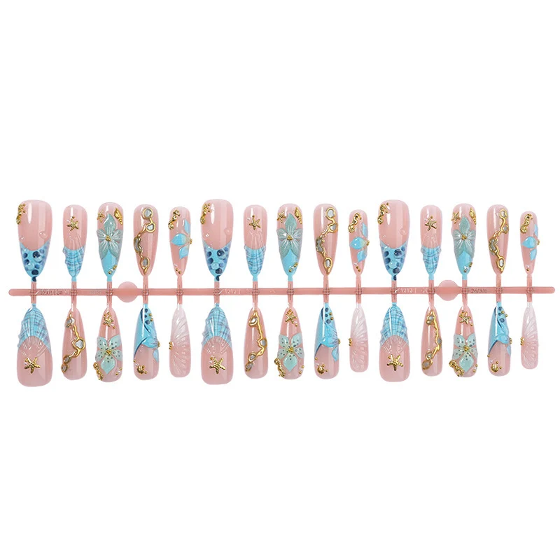 Kunstnagelset mit luxuriösen 3D-Motiven und Glitzerakzenten Brehn