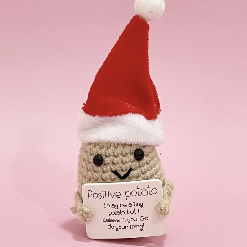 Plüschknuffel mit Weihnachtsmannhut und Schal