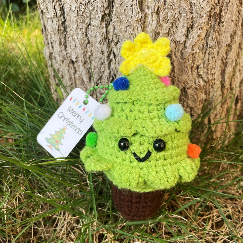 Plüschknuffel mit Weihnachtsmannhut und Schal