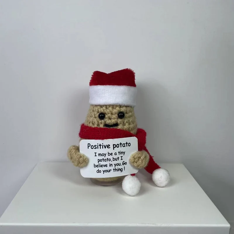 Plüschknuffel mit Weihnachtsmannhut und Schal