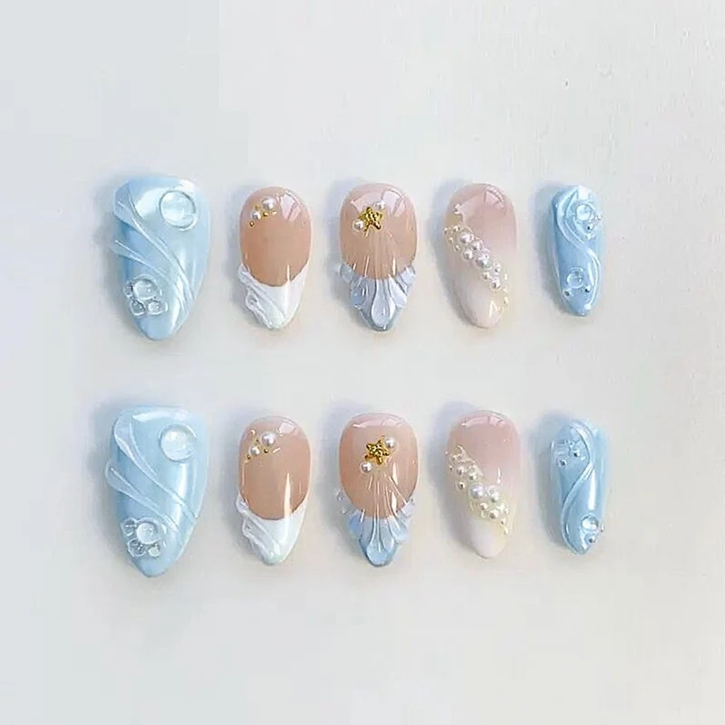 Kunstnagelset mit maritimen Motiven und bunten Akzenten Brehn