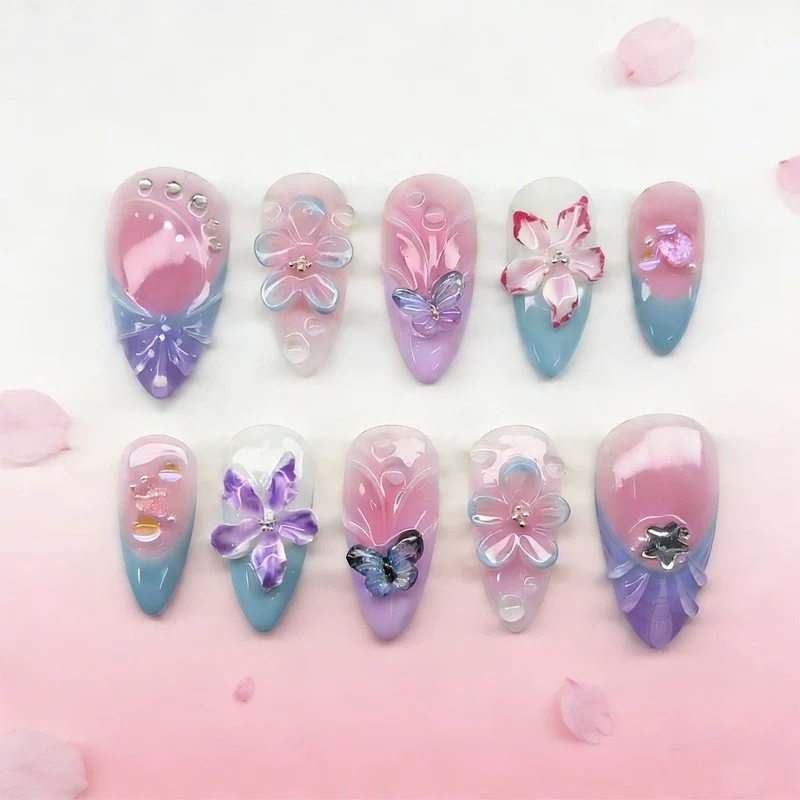 Kunstnagelset mit maritimen Motiven und bunten Akzenten Brehn