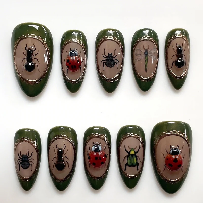 Kunstnagelset mit maritimen Motiven und bunten Akzenten Brehn