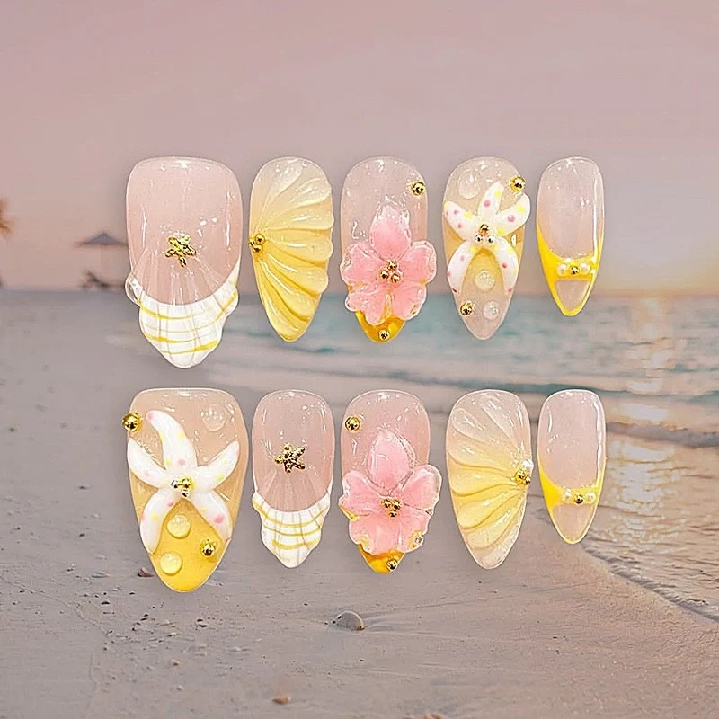 Kunstnagelset mit maritimen Motiven und bunten Akzenten Brehn