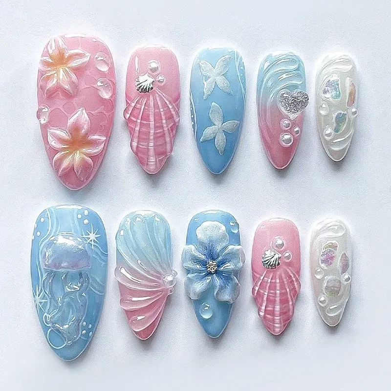 Kunstnagelset mit maritimen Motiven und bunten Akzenten Brehn