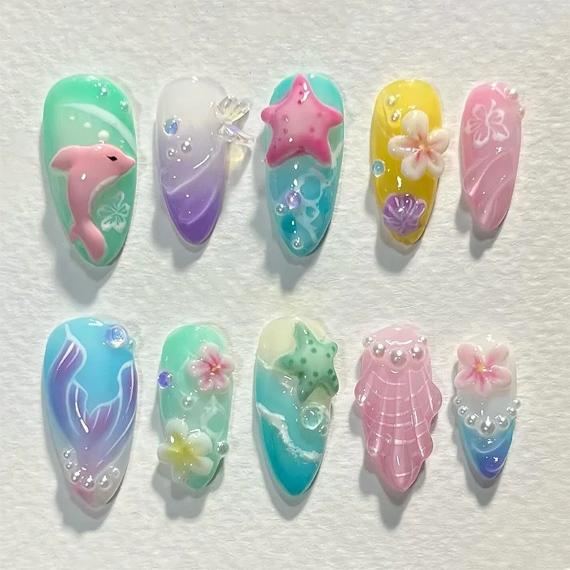 Kunstnagelset mit maritimen Motiven und bunten Akzenten Brehn