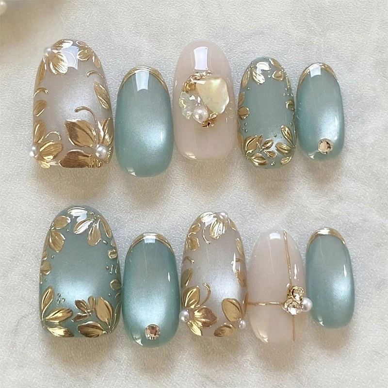 Kunstnagelset mit maritimen Motiven und bunten Akzenten Brehn