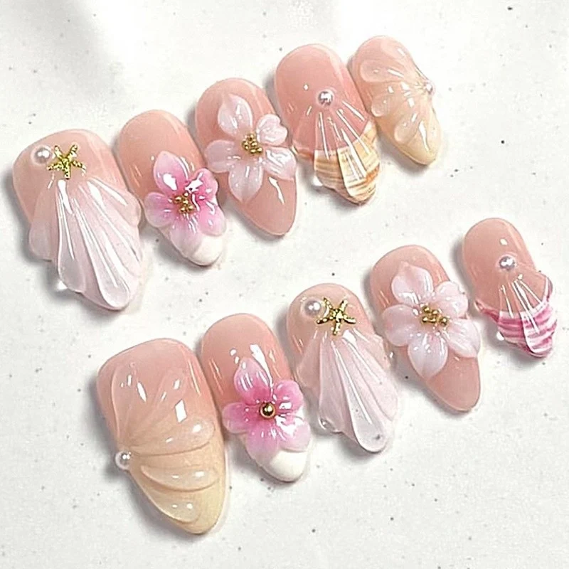 Kunstnagelset mit maritimen Motiven und bunten Akzenten Brehn