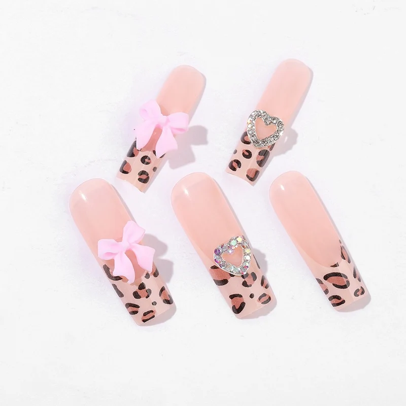 Kunstnagelset mit trendigem Leopardenmuster und verzierten Details Brehn