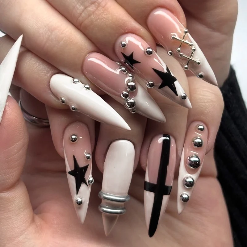 Kunstnagelset mit stylischen Sternen- und Glitzerakzenten Brehn