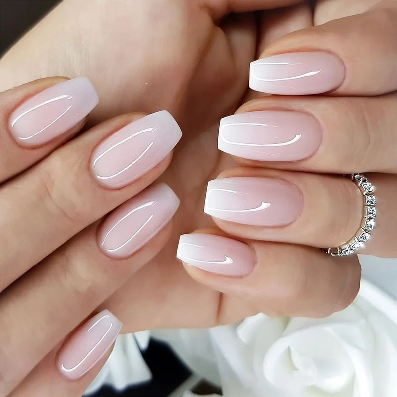 Kunstnagelset mit stylischen Ombre-Effekten und pflegeleichten Designs Brehn