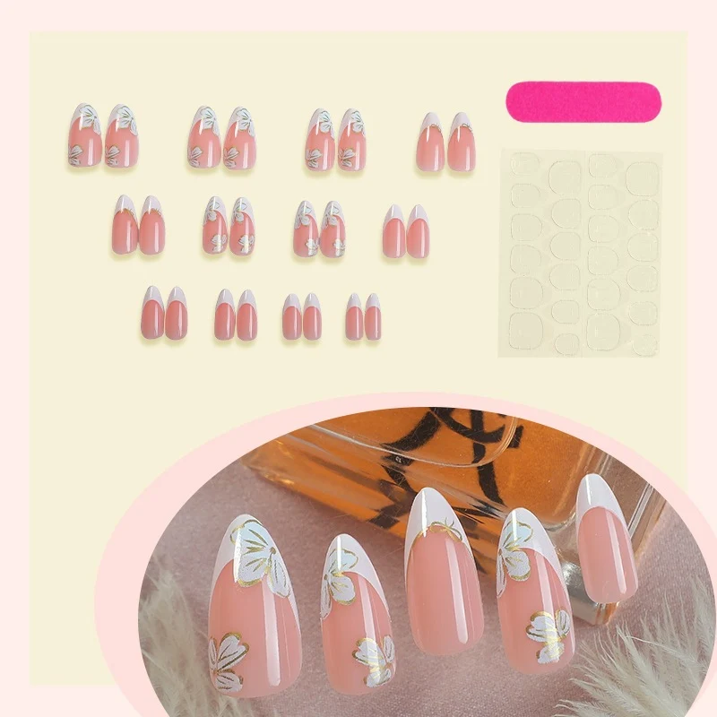 Kunstnagelset mit stylischen Blumen- und französischen Spitzen Designs Brehn