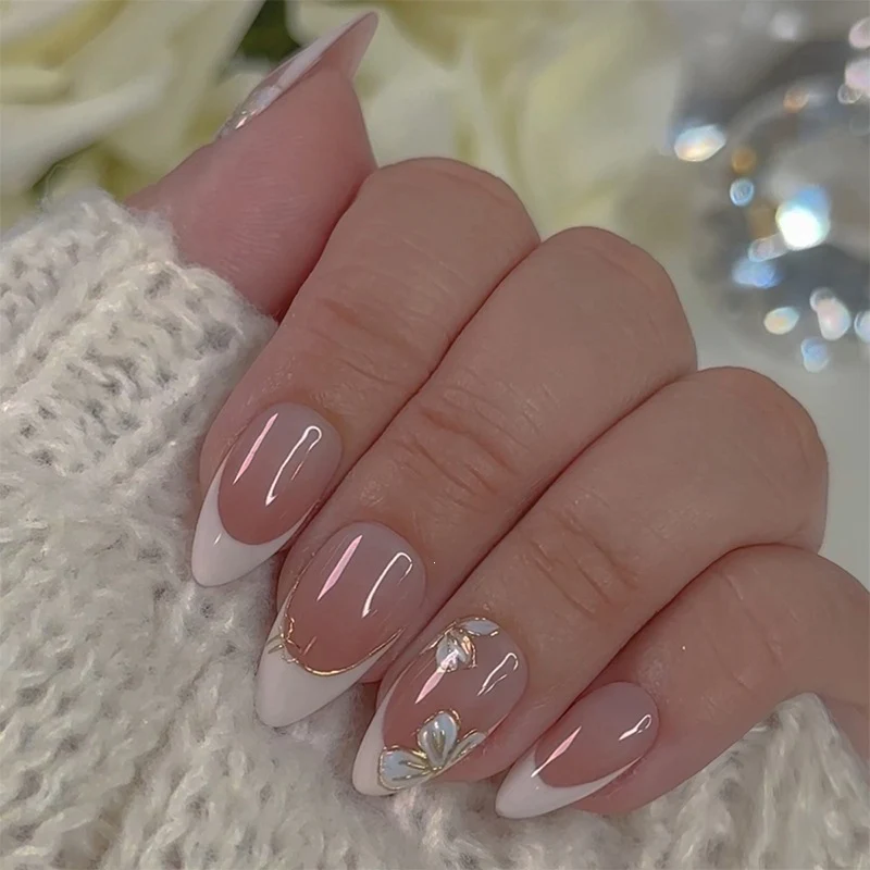 Kunstnagelset mit stylischen Blumen- und französischen Spitzen Designs Brehn