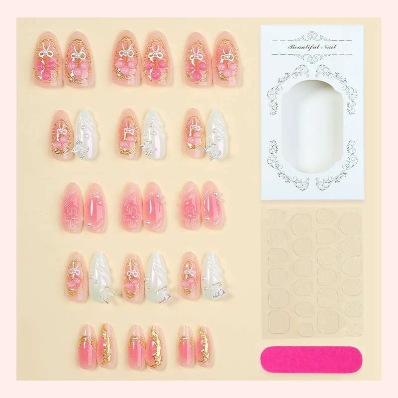 Kunstnagelset mit stilvollen Verzierungen und verspieltem Design Brehn