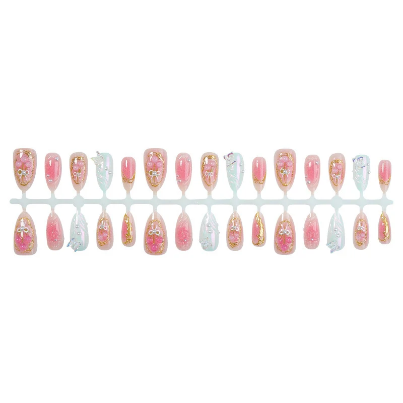Kunstnagelset mit stilvollen Verzierungen und verspieltem Design Brehn