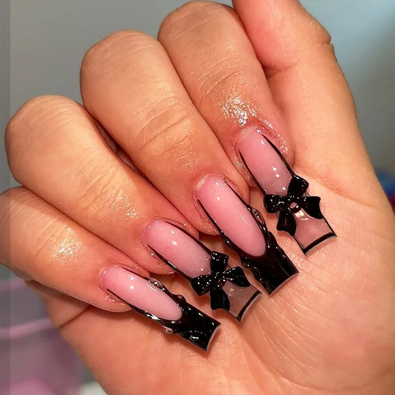 Kunstnagelset mit stilvollen schwarzen und rosa Designs Brehn