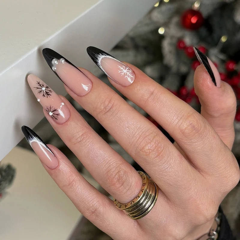 Kunstnagelset mit stilvollen Schwarz-Weiß-Mustern Brehn