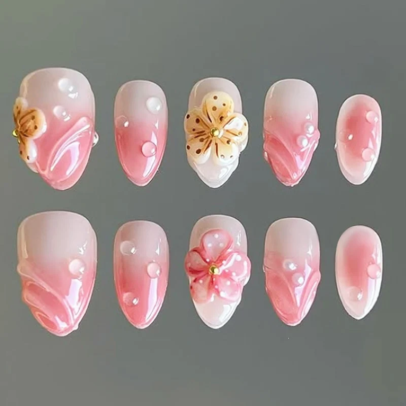 Kunstnagelset mit kreativen floralen Akzenten Brehn