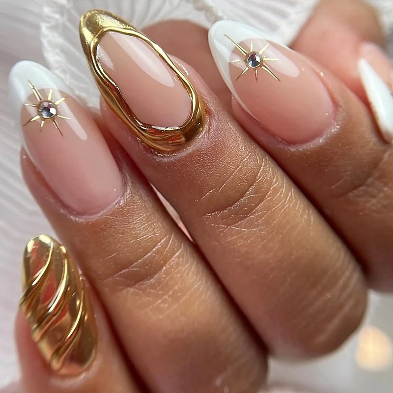Kunstnagelset mit luxuriösen 3D-Details und edlen goldenen Akzenten Brehn