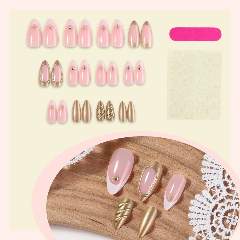 Kunstnagelset mit luxuriösen 3D-Details und edlen goldenen Akzenten Brehn