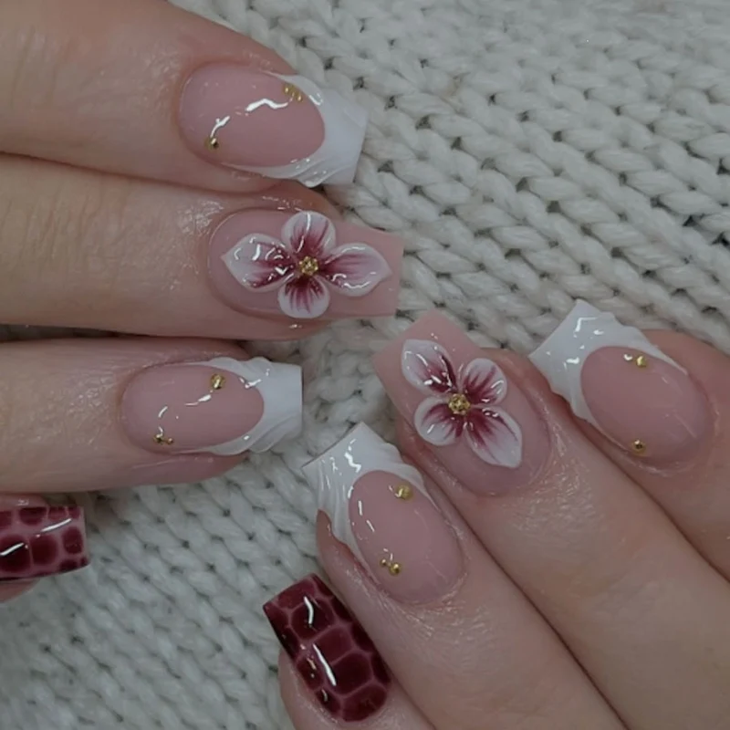 Kunstnagelset mit luxuriösen 3D-Blütenakzenten und Glitzer-Details Brehn