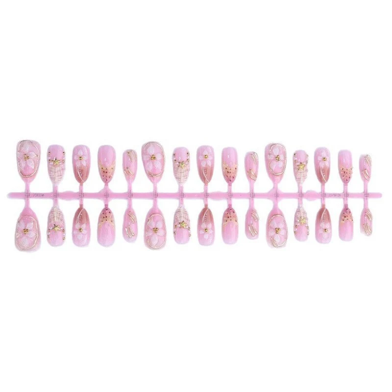 Kunstnagelset mit luxuriösen 3D-Blüten und edlen Akzenten Brehn