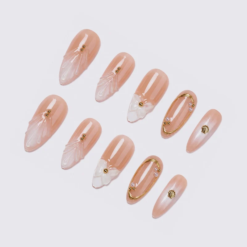 Kunstnagelset mit floralen 3D-Designs und eleganten goldenen Akzenten Brehn