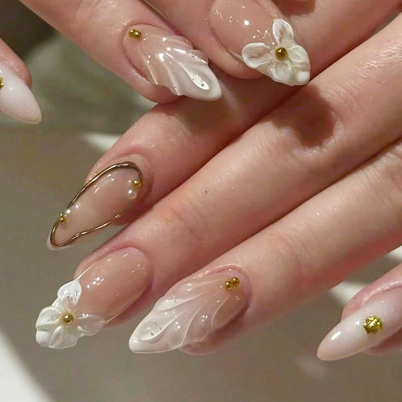 Kunstnagelset mit floralen 3D-Designs und eleganten goldenen Akzenten Brehn
