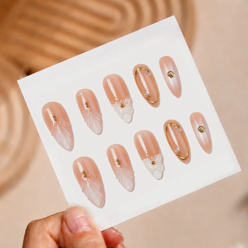 Kunstnagelset mit floralen 3D-Designs und eleganten goldenen Akzenten Brehn