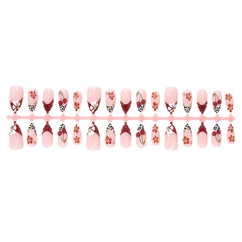 Kunstnagelset mit floralen 3D-Designs und eleganten Akzenten Brehn