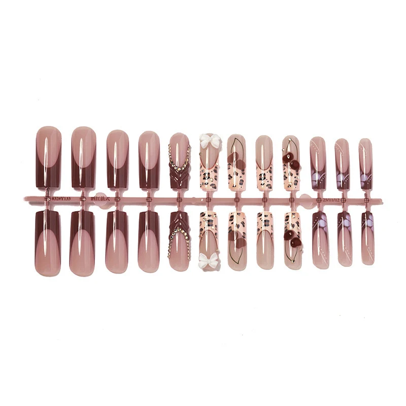 Kunstnagelset mit floralem und glamourösem Design Brehn