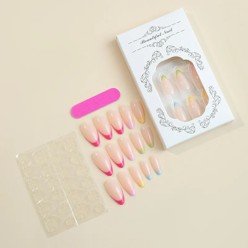 Kunstnagelset mit stilvollen Farbverlauf und eleganten Spitzen Brehn