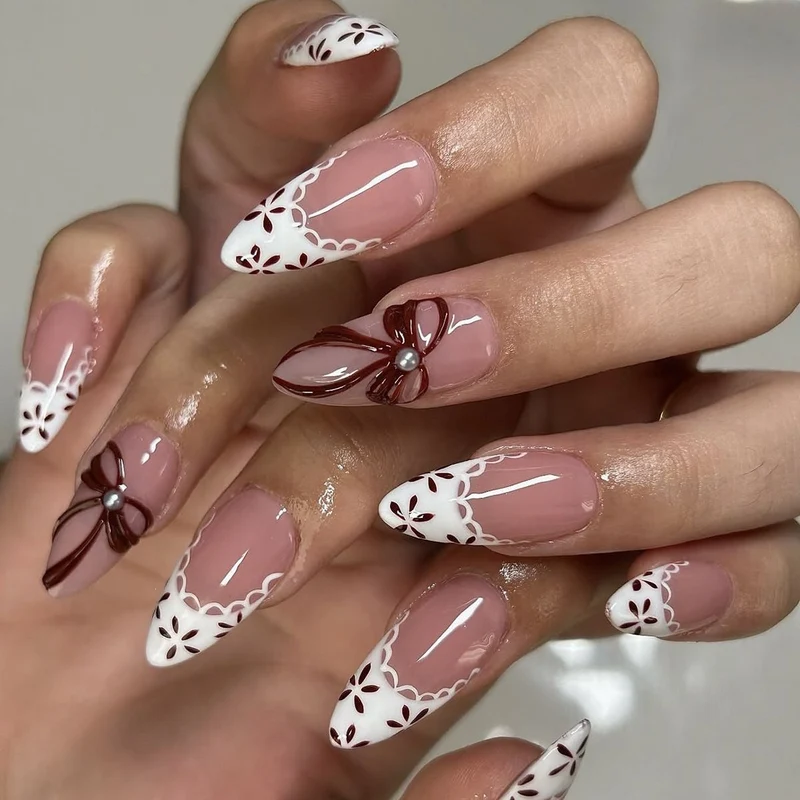 Kunstnagelset mit stilvollen Blumen- und Spitzenverzierungen Brehn