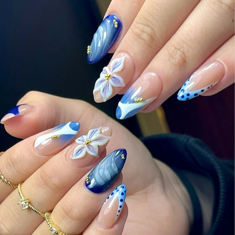 Kunstnägelset mit kreativen floralem Design und glitzernden Akzenten Brehn