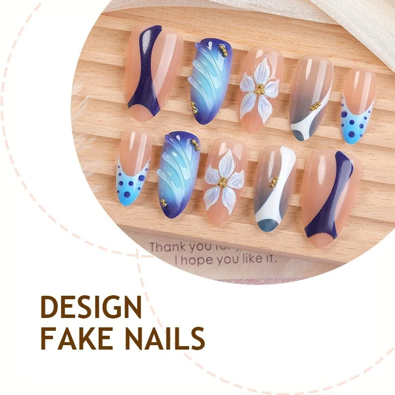 Kunstnägelset mit kreativen floralem Design und glitzernden Akzenten Brehn