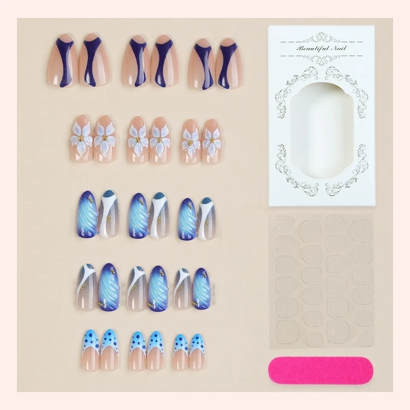 Kunstnägelset mit kreativen floralem Design und glitzernden Akzenten Brehn