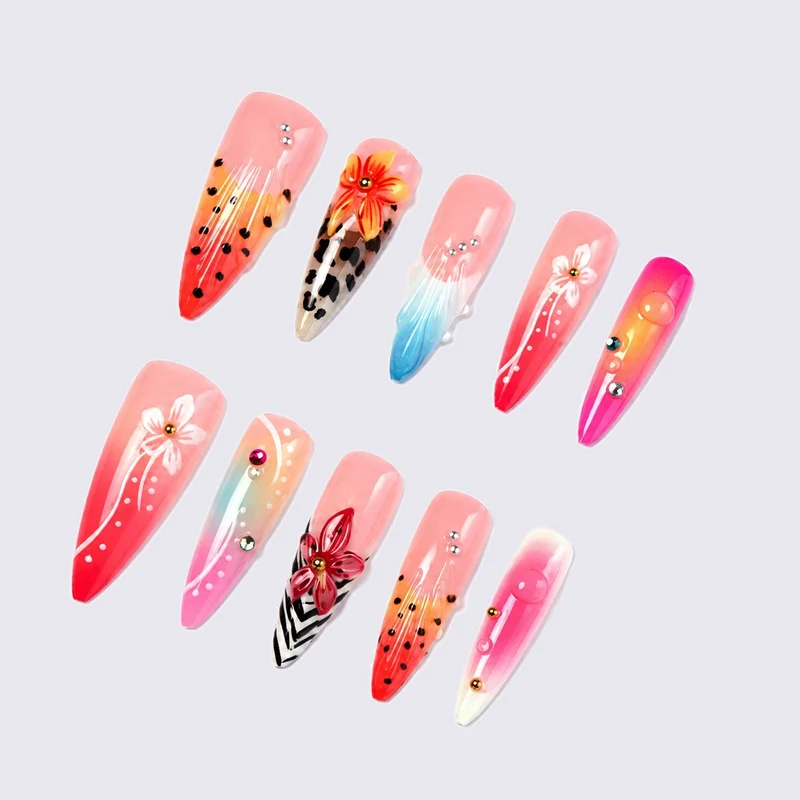 Kunstnagelset mit kreativen floralem Design und Glitzerelementen Brehn