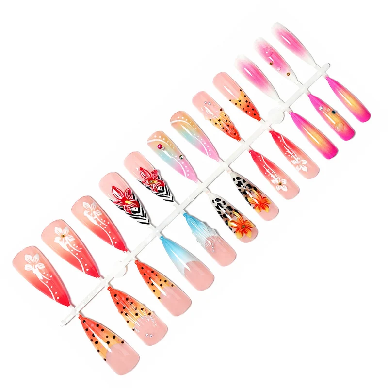 Kunstnagelset mit kreativen floralem Design und Glitzerelementen Brehn
