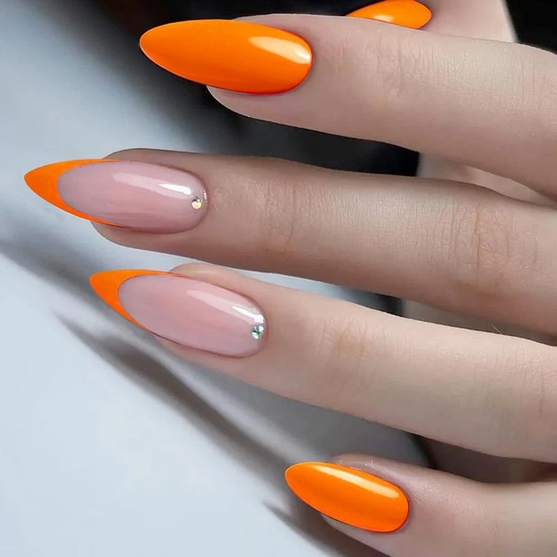Kunstnagelset mit kreativen Designs und glänzenden Akzenten Brehn